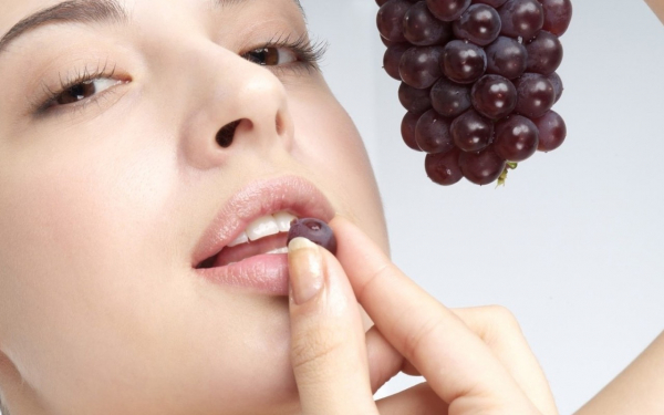 Девушка с виноградом