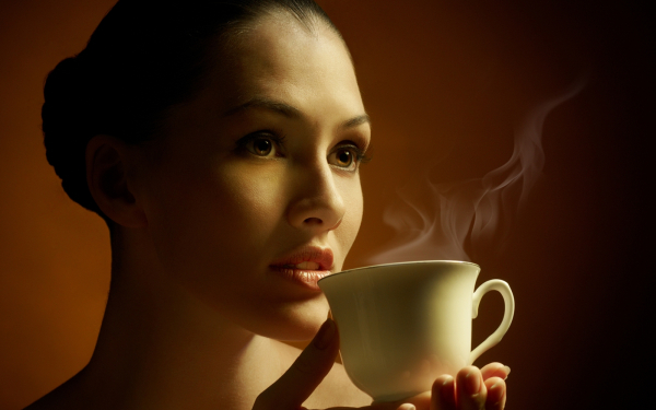Девушка с кофе