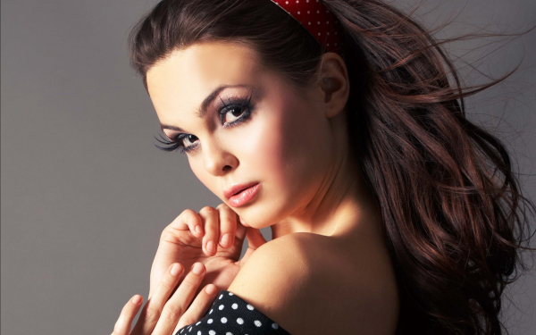 Девушка с лентой