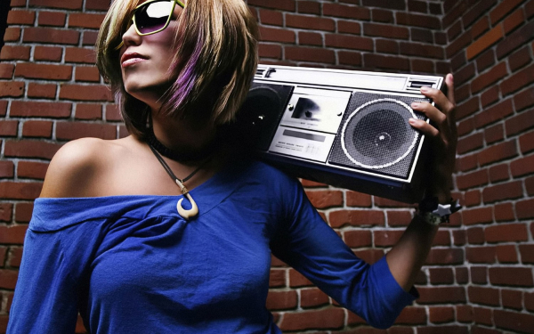 Девушка с магнитолой