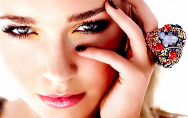 Девушка с перстнем