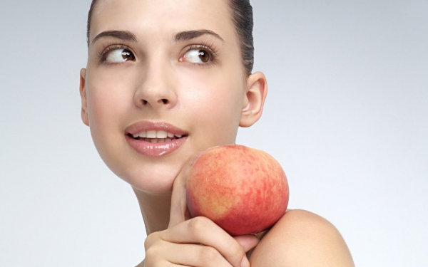 Девушка с яблоком