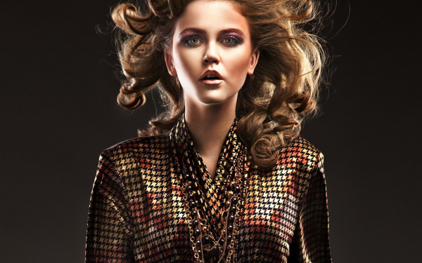 Пышноволосая девушка