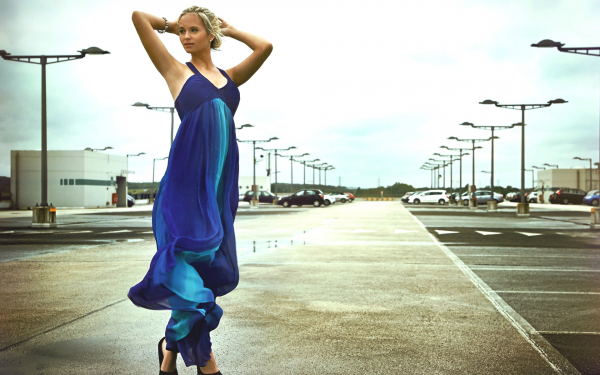 Блондинка в синем платье