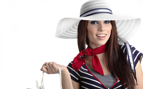 Девушка в белой шляпке