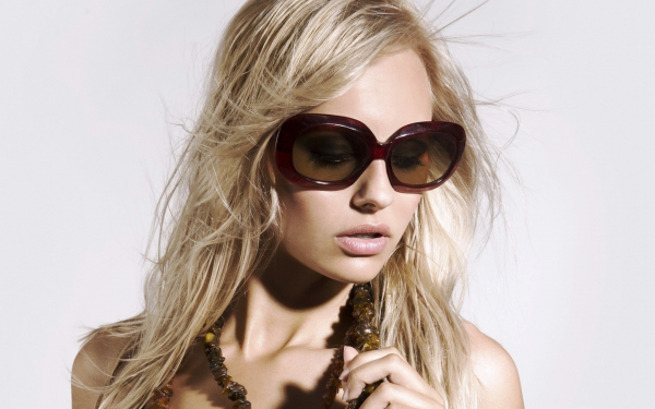 Блондинка в солнцезащитных очках