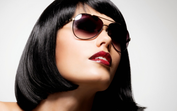 Брюнетка в солнечных очках