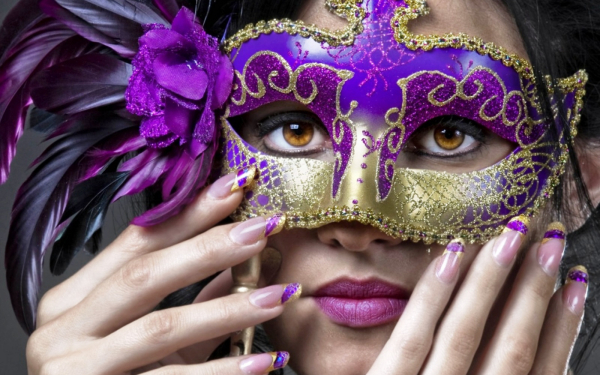 Девушка в маскарадной маске