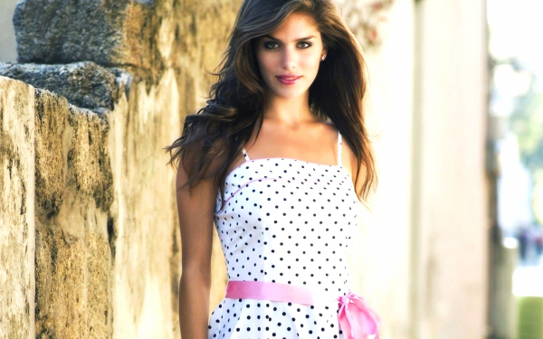 Девушка в романтическом платье