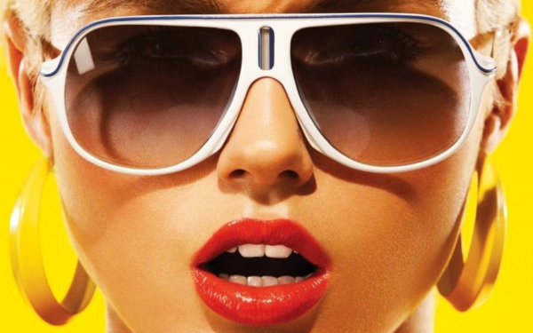 Девушка в солнечных очках