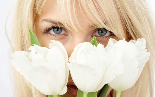 Девушка с белым цветком в волосах