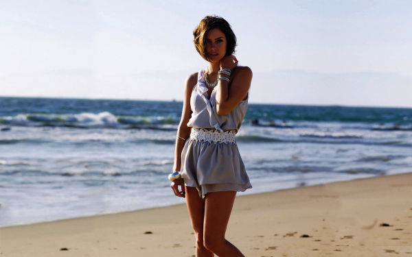 Девушка на берегу