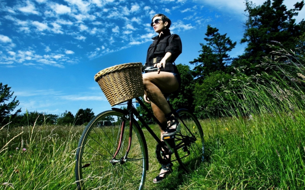 Девушка на велосипеде