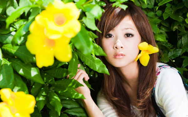 Девушка с желтыми цветами