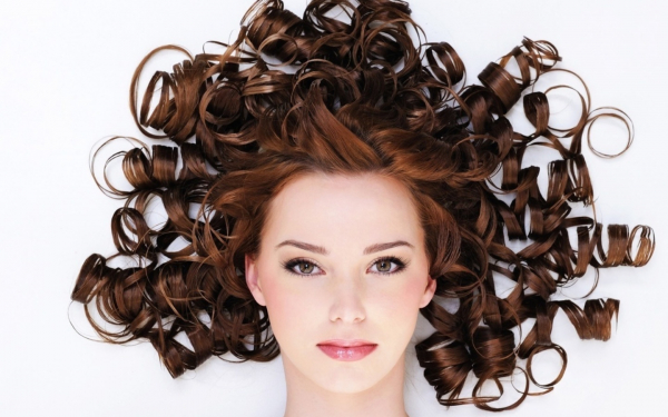 Девушка с завитыми волосами