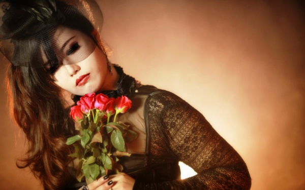 Девушка с букетом красных роз