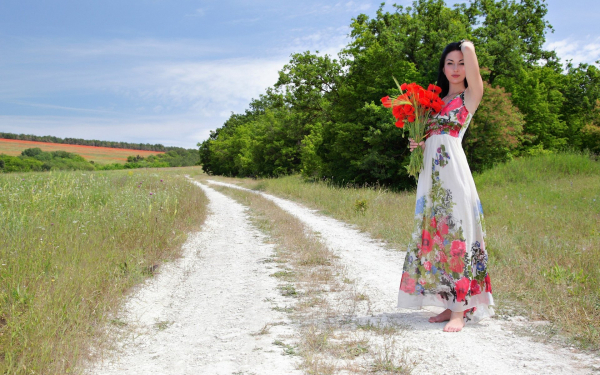 Девушка с красными цветами