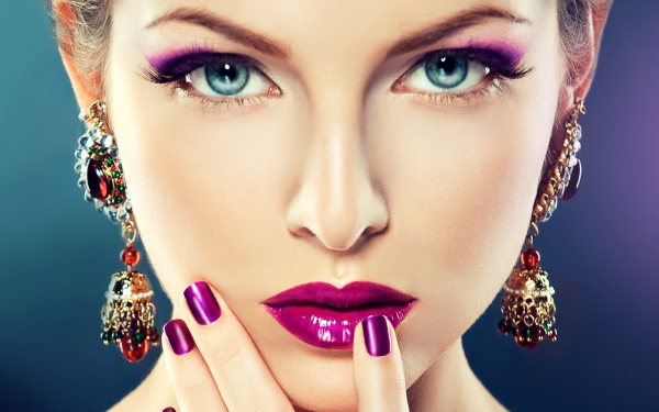 Девушка с макияжем