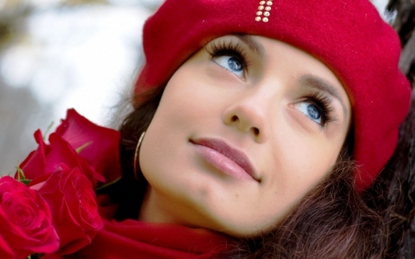 Девушка с красными розами