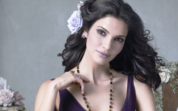 Кареглазая девушка с бусами