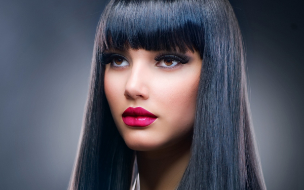 Красивая брюнетка с макияжем