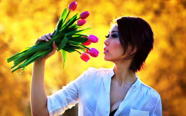 Девушка с тюльпанами