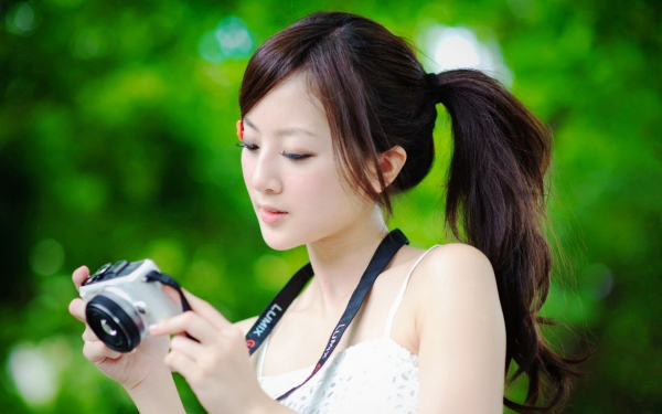 Девушка с фотоаппаратом