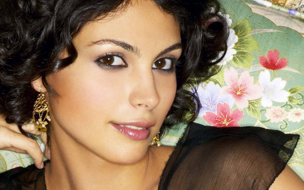 Красивая кареглазая брюнетка