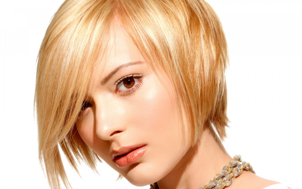 Симпатичная девчонка.