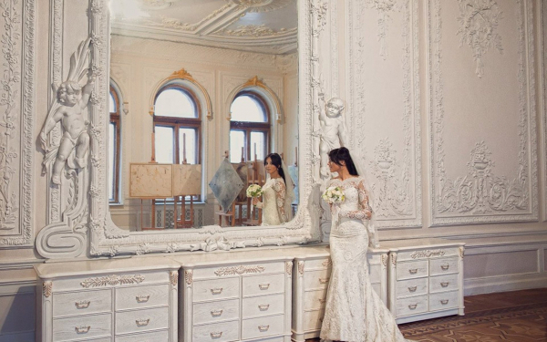 Невеста у зеркала