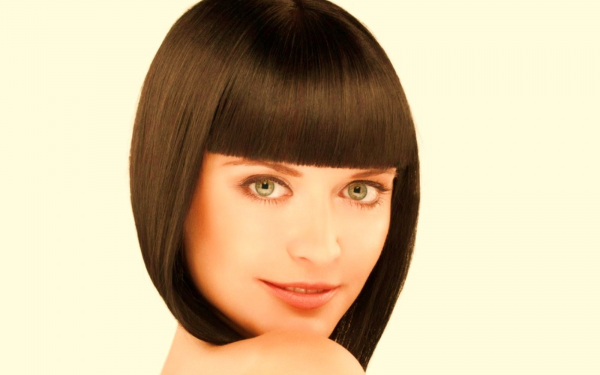 Сероглазая девушка с челкой