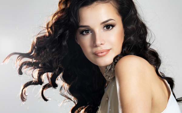 Красивая кареглазая брюнетка