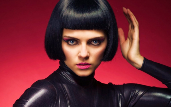 Синеглазая брюнетка