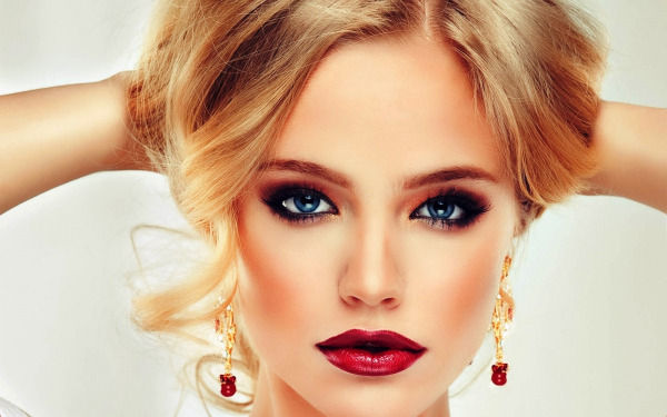 Синеглазая девушка