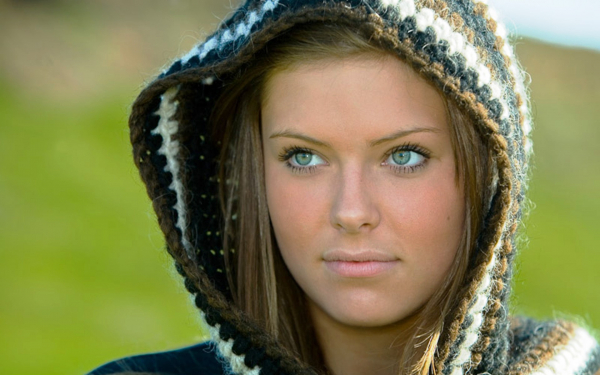 Девушка в капюшоне