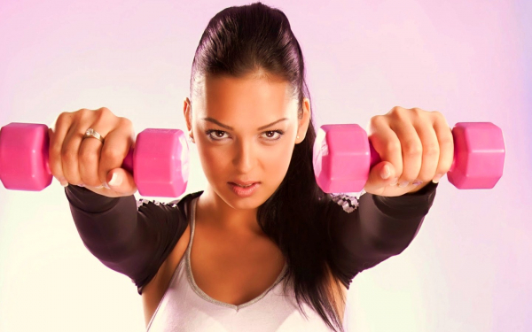 Девушка с гантелями