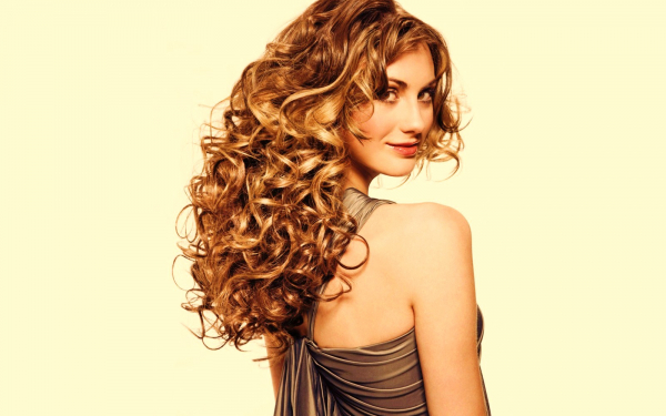 Кудрявая девушка.