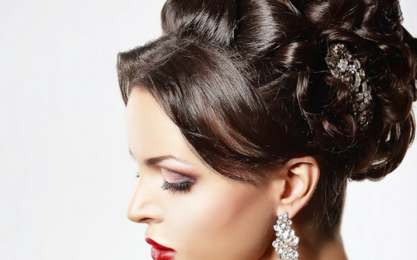 Девушка с прической