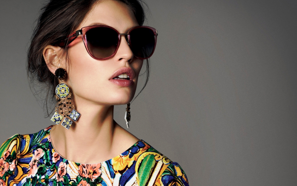 Девушка в темных очках