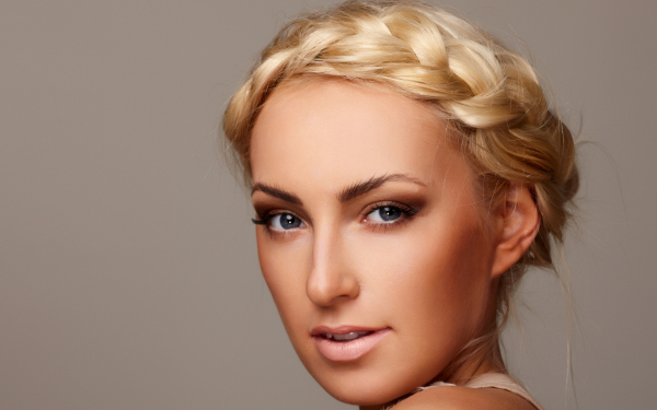 Симпатичная блондинка