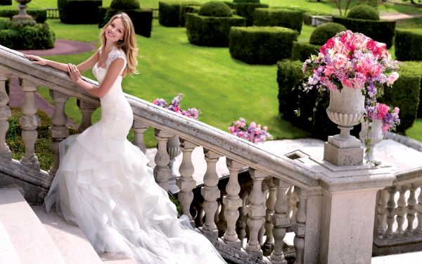 Девушка в белом платье