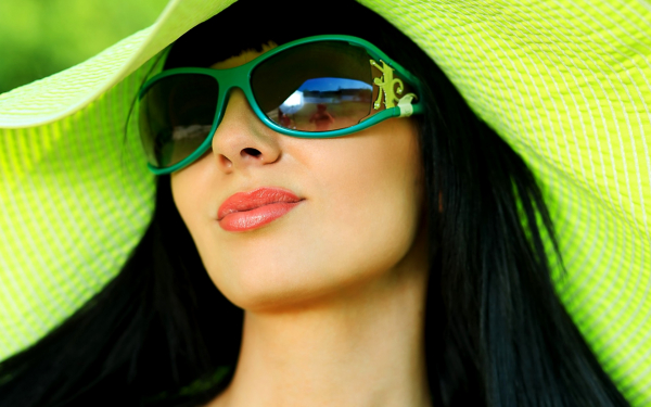 Девушка в шляпе и темных очках