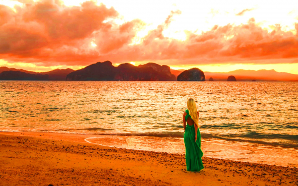 Девушка на берегу