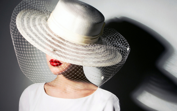 Девушка в шляпе с вуалью