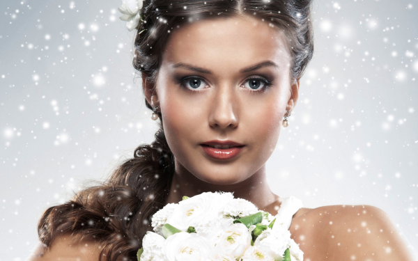 Девушка с букетом цветов