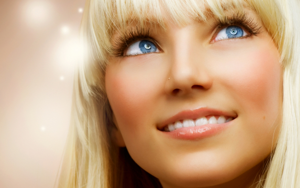 Девушка с голубыми глазами