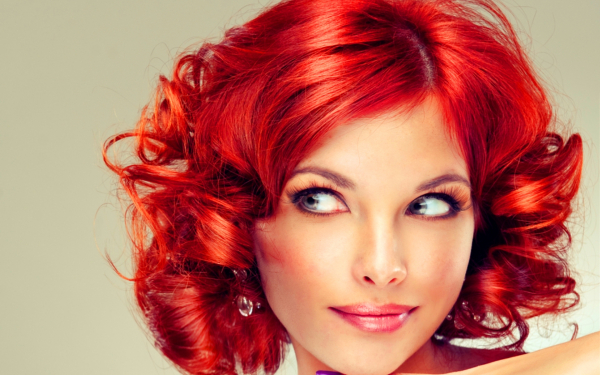 Девушка с красными волосами