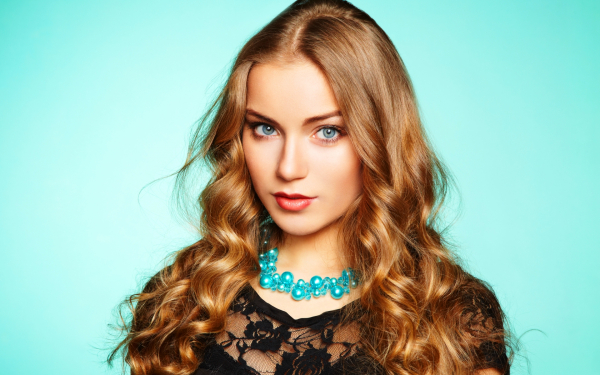 Симпатичная девушка