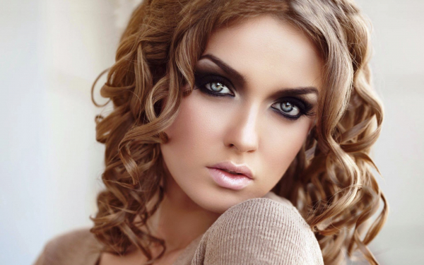 Русоволосая девушка