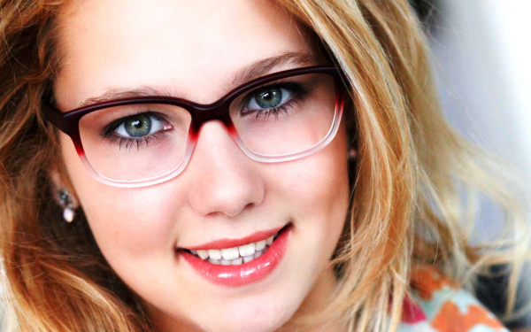 Девушка в очках